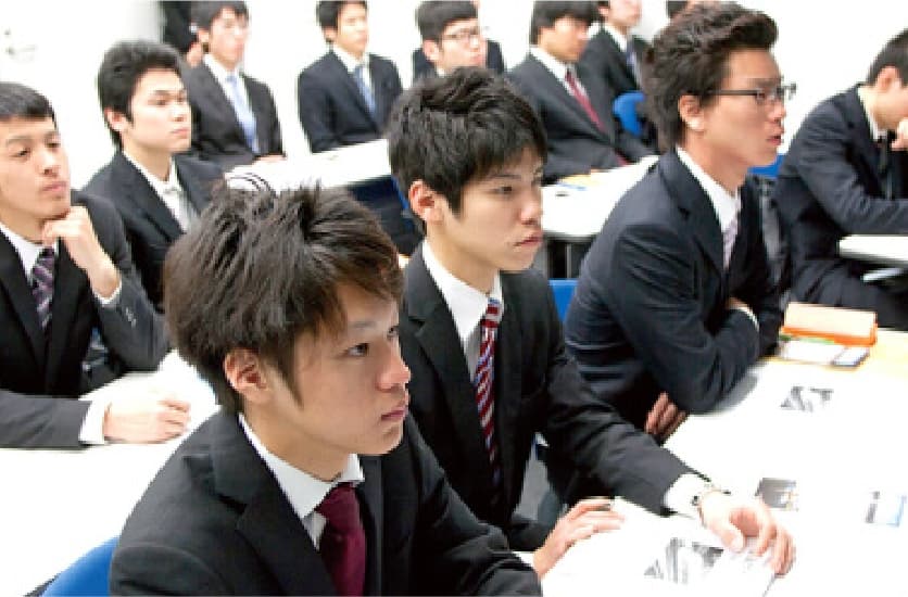 大勢の学生が説明を受けているの様子