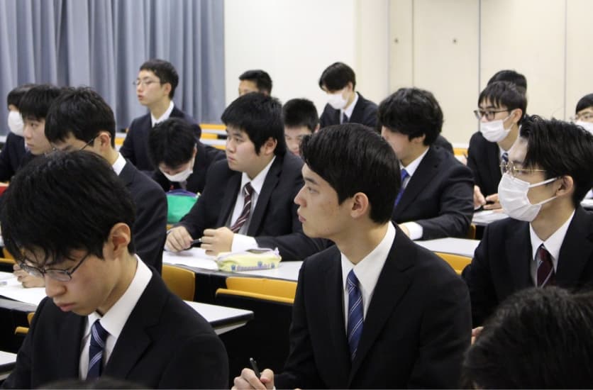 就職イベントに参加する学生