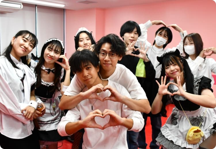 学園祭でメイド喫茶の模擬店を楽しむ学生の様子