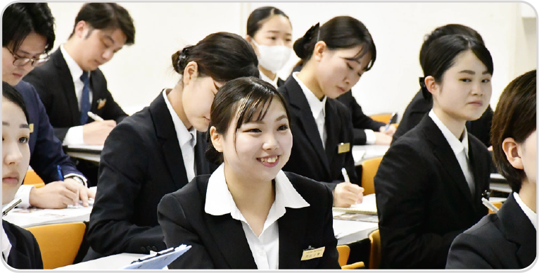 就職活動対策の授業は、入学直後からじっくり実施!